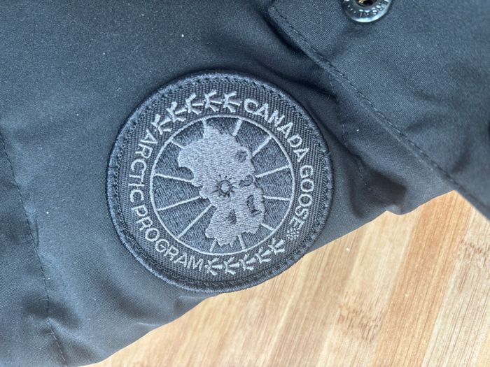 Canada Goose Wyndham black label en noir monochrome - photo numéro 3