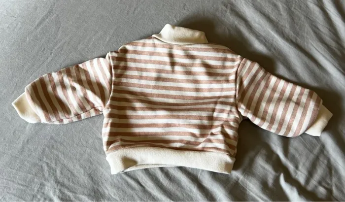 🤎 Pull rayé bébé 1M – Col montant boutonné - photo numéro 2