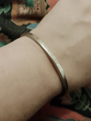bracelet en acier argenté, jusqu' ici tout va bien.