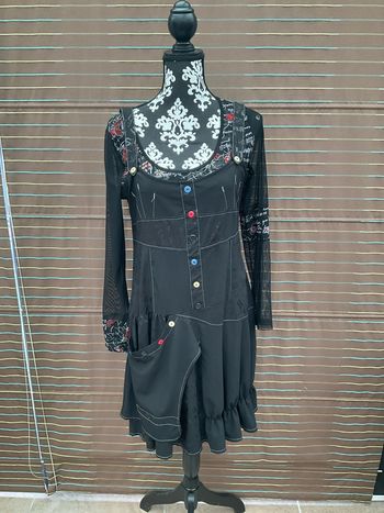 Robe noire et couleur originale T42