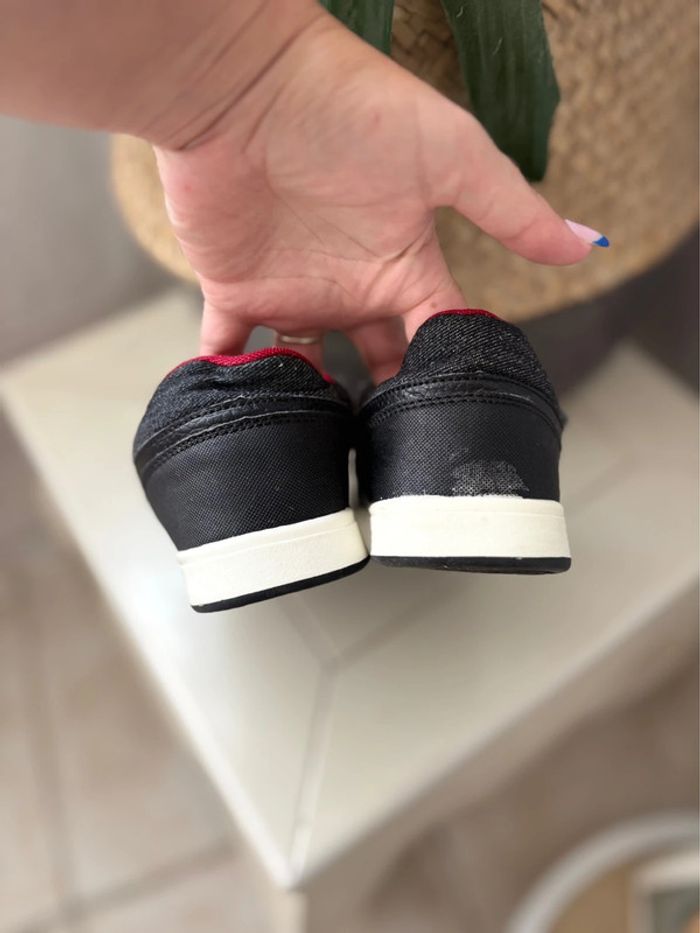 Basket levi’s - en cuir synthétique - pointure 34 - lacets élastique et scratch - en très bon état - photo numéro 3
