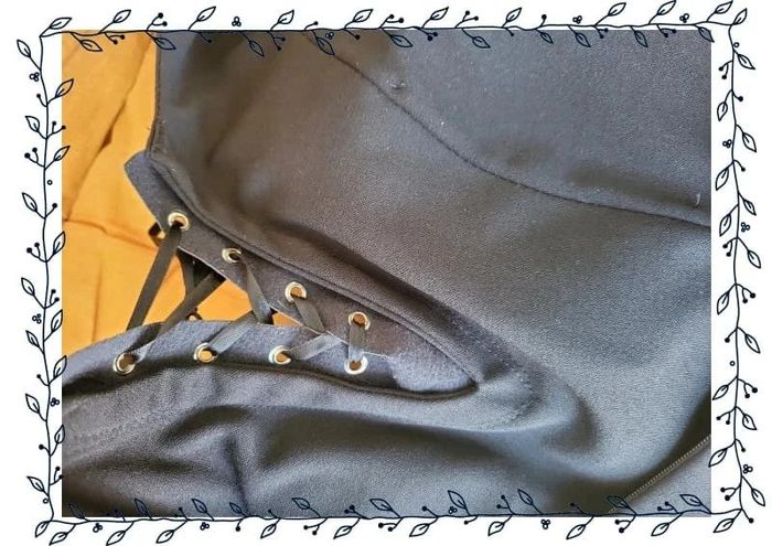 Robe noir avec lacets sur le devant - photo numéro 9