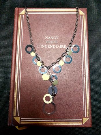 Magnifique collier chaîne couleur argenté avec breloque vintage 00's