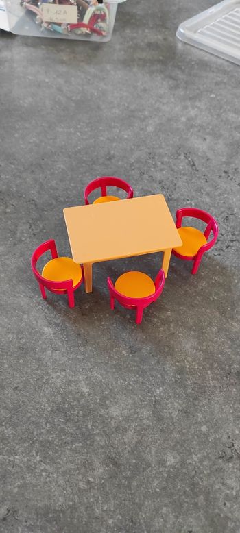 (C28) Playmobil lot table et 4 chaises