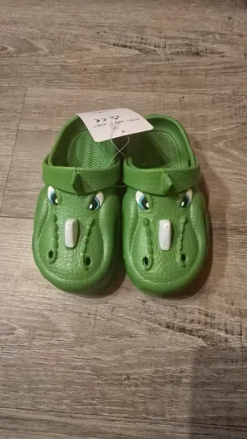 Croc dinosaure neuf taille 30