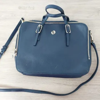 Sac à bandoulière Tommy Hilfiger, bon état mais il y a des marques d'usures dans les coins, 37x27cm