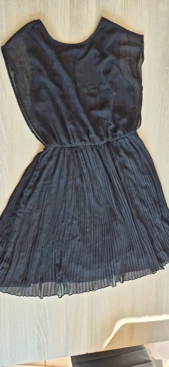 Robe noire dos nu - photo numéro 2