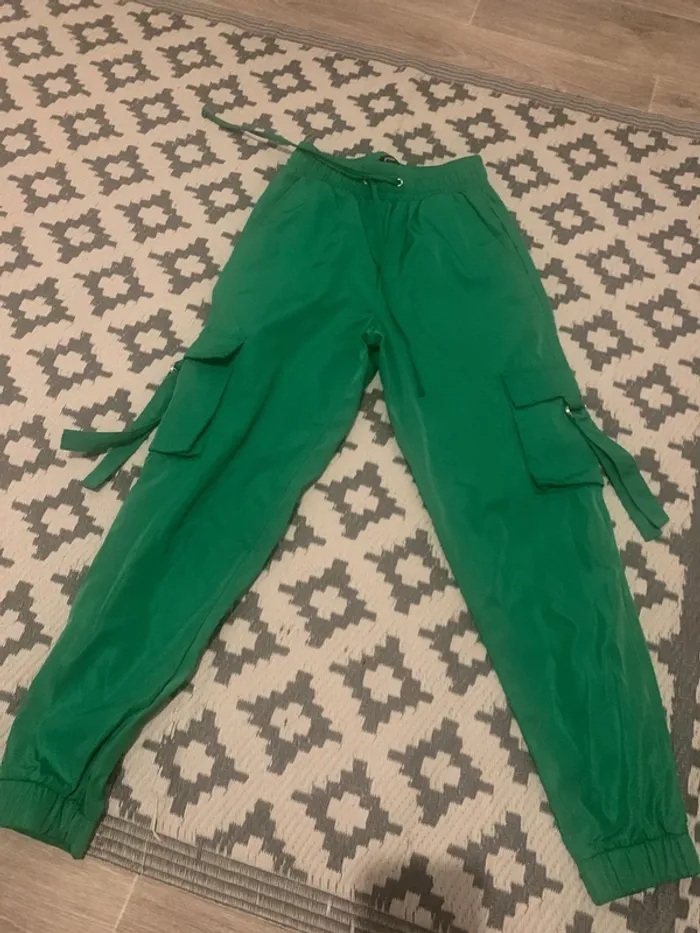 pantalon avec poches sur les côtés