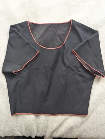 Crop top manches courtes noir couture rose taille 36 S