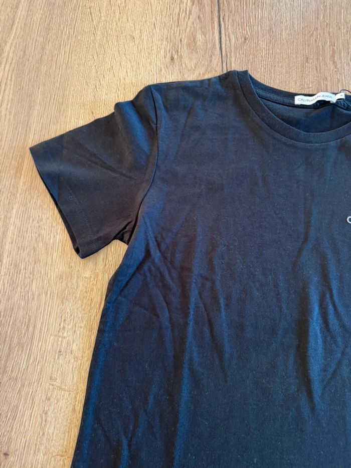 Tee shirt Calvin Klein taille 12 ans neuf avec étiquette - photo numéro 2
