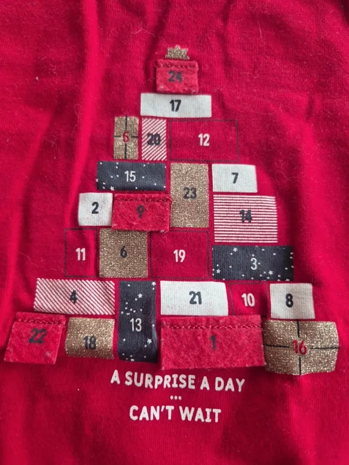 Lot T-shirts de Noël 6 ans en très bon état ! - photo numéro 3