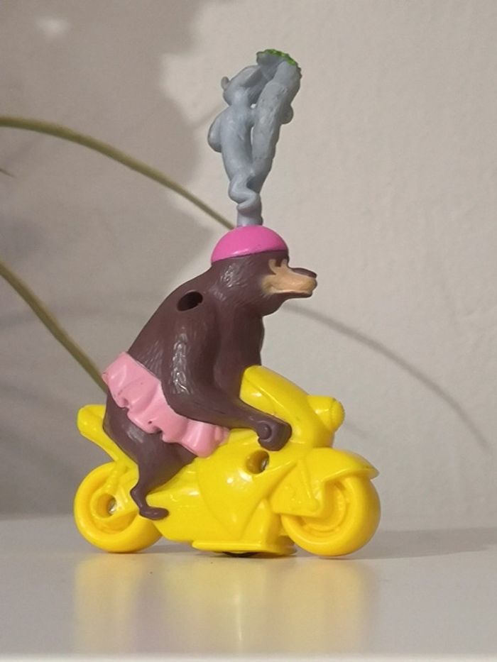 McDonald's King Julian & Sonia
Happy Meal Madagascar 3 Bons Baisers d'Europe 2012 - photo numéro 2