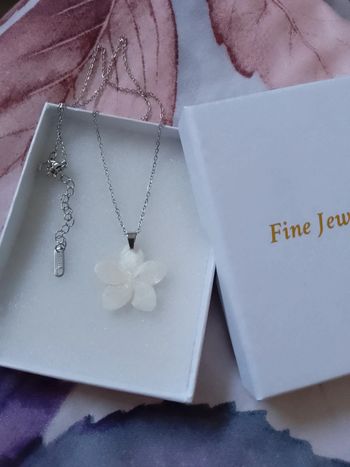 Collier fleur de nacre blanche naturelle