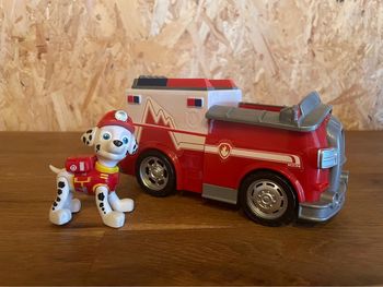 Marcus et son véhicule ambulance de la Pat Patrouille