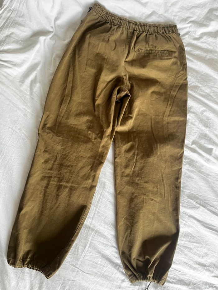 Pantalon parachute / cargo kaki foncé - photo numéro 4