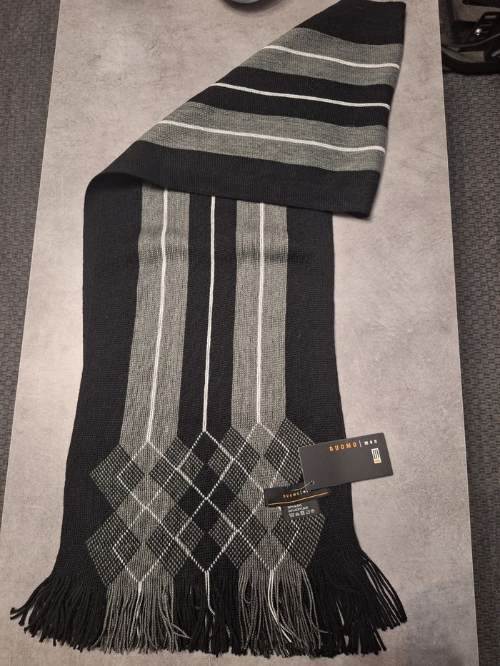 Écharpe classique neuve