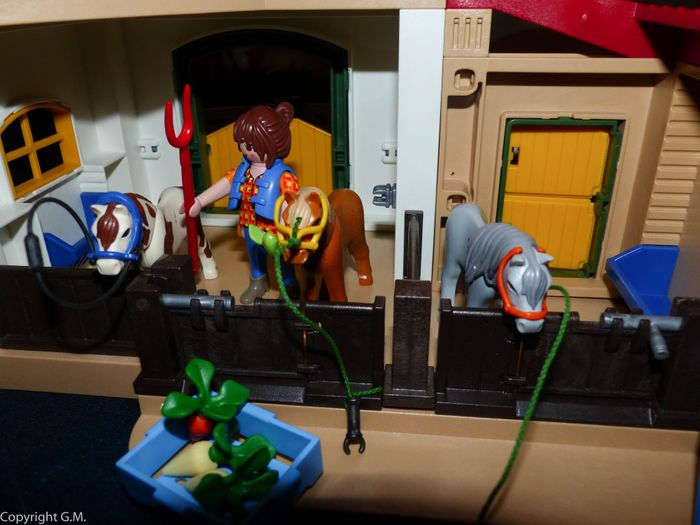 Lot playmobils la grande ferme moderne + accessoires animaux etc - photo numéro 3
