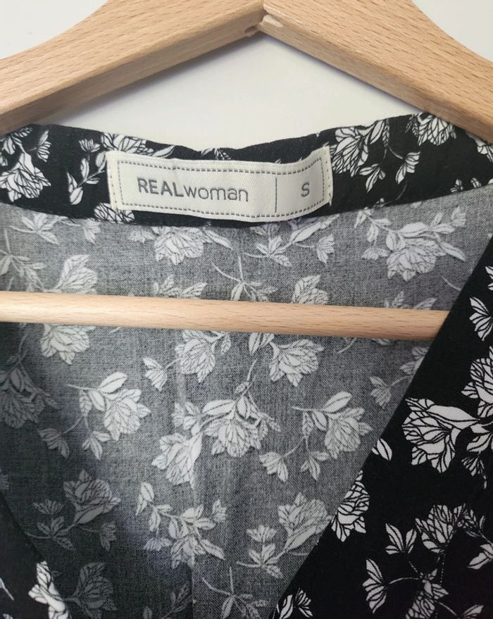 mbi short noire à motifs fleurs blanches excellent état Taille 36 Realwoman - photo numéro 2