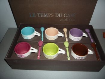 SERVICE A CAFÉ : 6 TASSES + 6 CUILLERS + PLATEAU BOIS "LE TEMPS DU CAFÉ" - NEUF - n°28
