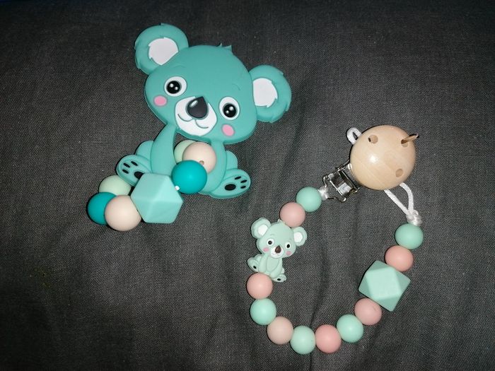 Ensemble attache tétine et anneau de dentition