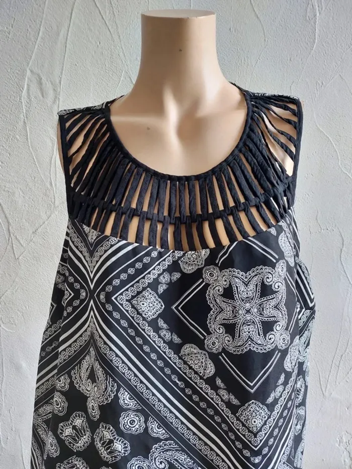 Tunique à motifs noir et blanc avec joli col Taille 48 - photo numéro 2