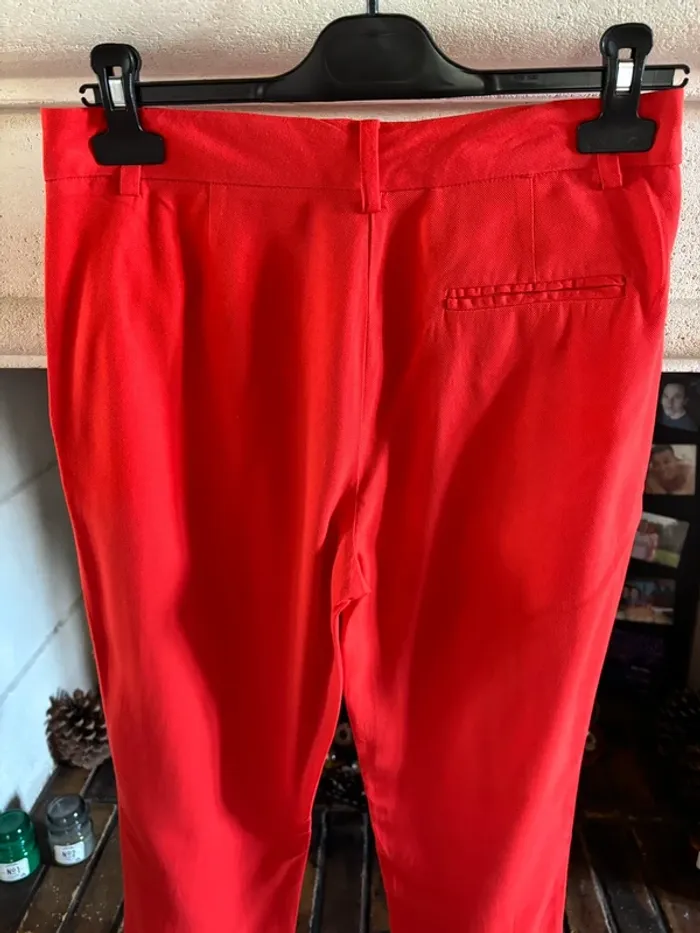 Pantalon de tailleur rouge - photo numéro 3