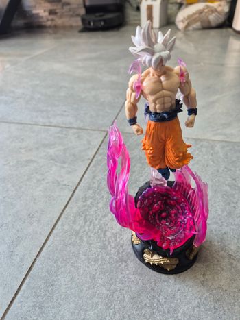 Figurine  dragon ball San Goku 25 cm sur pièce lumineuse 