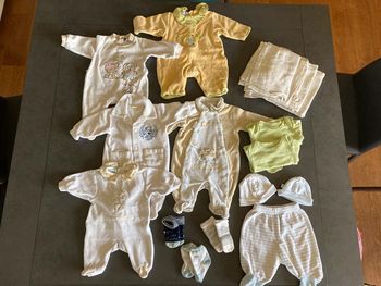 Lot pyjamas bodies 0-1 mois bonnets chaussettes langes