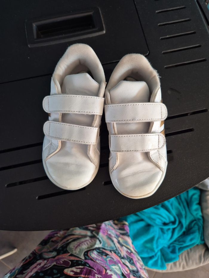 Baskets Adidas blanches et dorées taille 26 - photo numéro 3