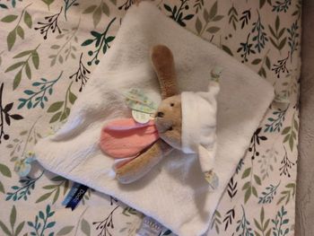 Doudou ours arlequin blanc fleurs