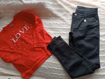 Ensemble pull rouge et jeans noir - taille M/L