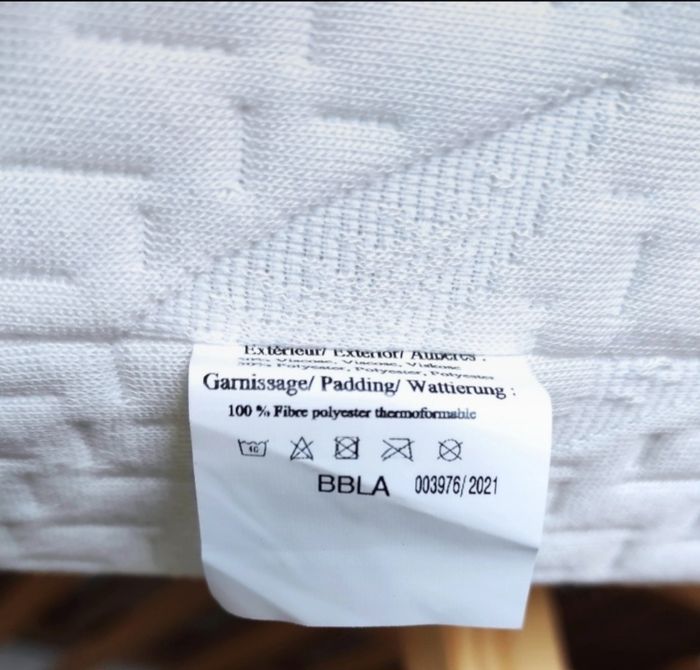 Mini lit en bois et son matelas - photo numéro 4