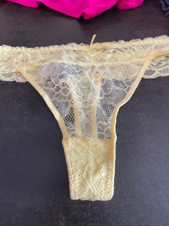 Strings dentelle