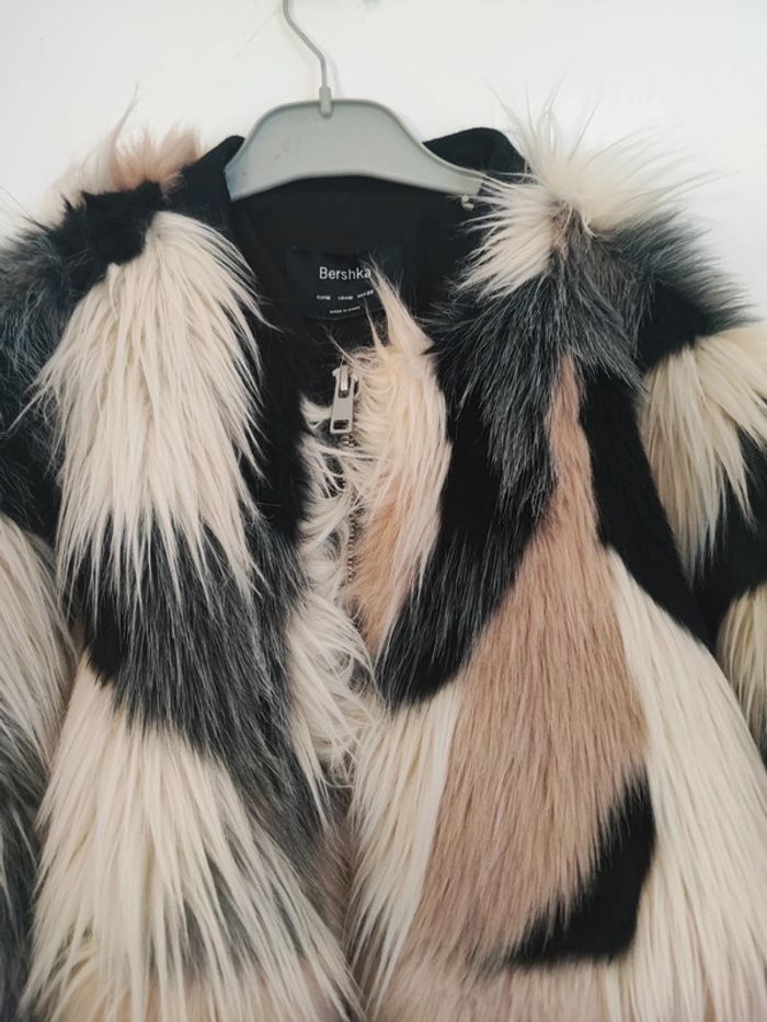 Doudoune fausse fourrure femme Bershka - Dressing trié par tailles - photo numéro 2
