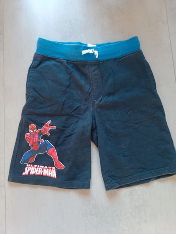 Short spiderman taille 128 cms