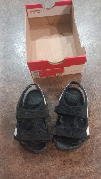 Sandales  nike pointure 23.5