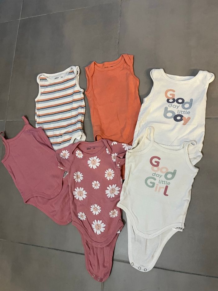 Lot 6  bodys 12 mois