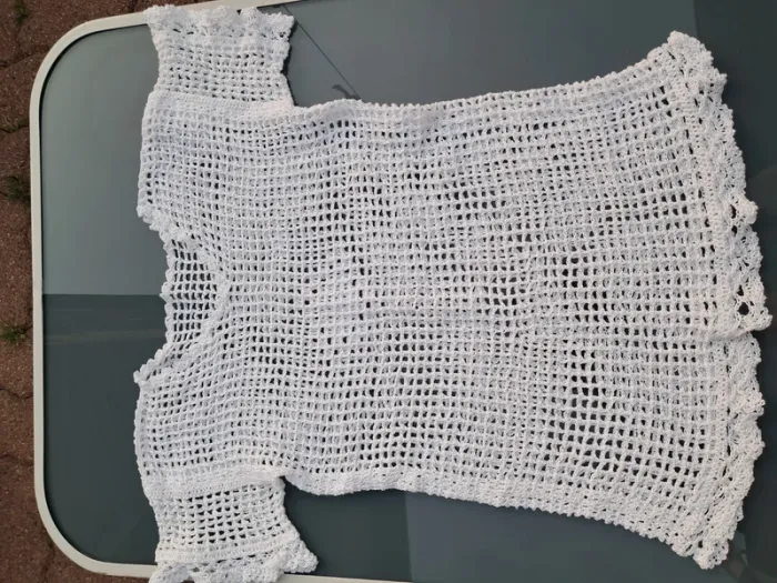 Ravissant haut / pull / tee-shirt ajouré entièrement brodé, doux, blanc - T 8-9 ans