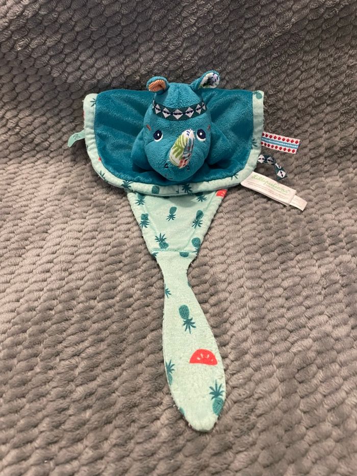 Doudou plat rhinocéros bleu vert Marius Lilliputiens - photo numéro 2