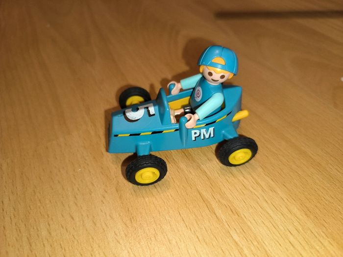 Enfant Playmobil avec voiture de course - photo numéro 3