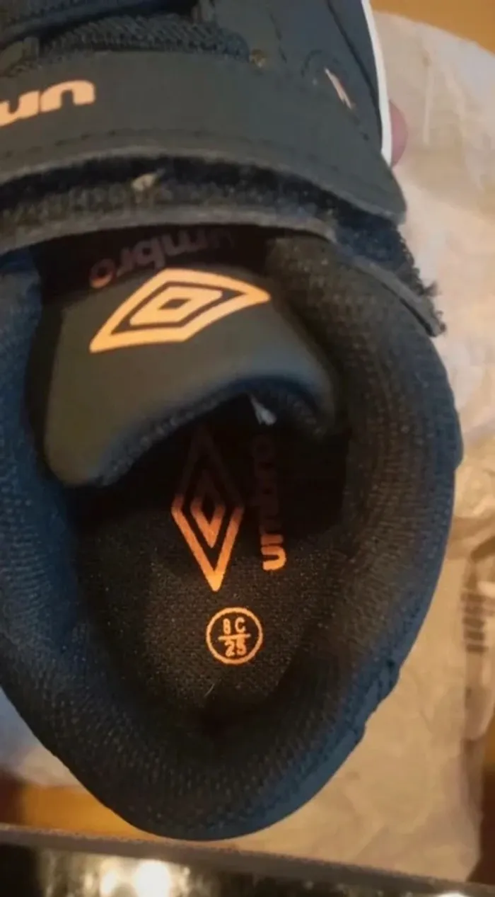 Basket Umbro pointure 25 - photo numéro 3