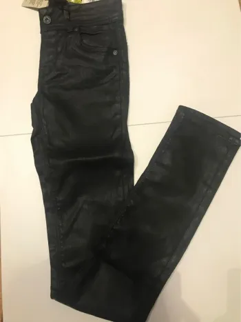 Joli jean noir neuf étiqueté