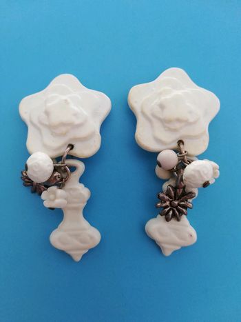 Boucles d oreilles  vintages à clip blanche