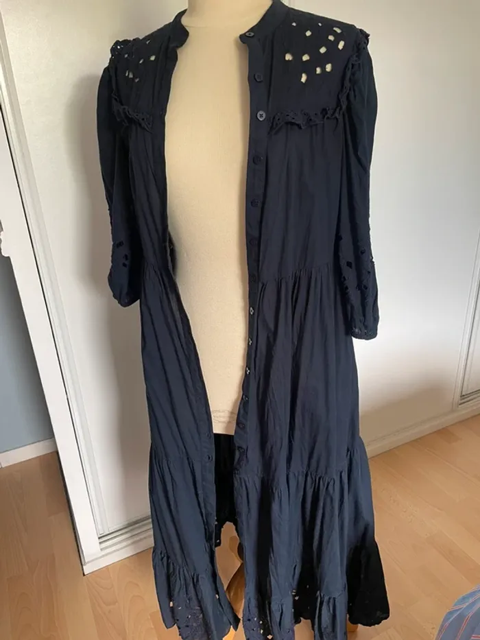Robe chemise marine t 34 la redoute avec poches et broderies anglaise et volants