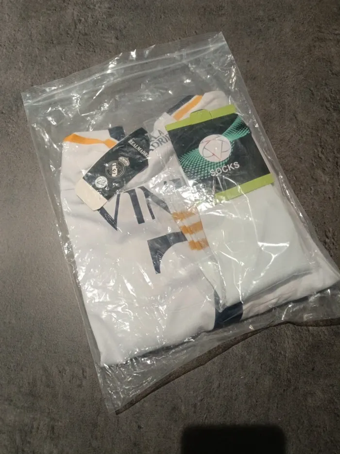 Tenue foot Real Madrid Vini Jr blanc. T.22 - photo numéro 5