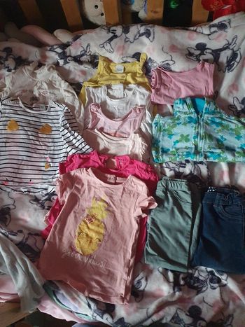Lot de 14 vêtements fille 2 ans