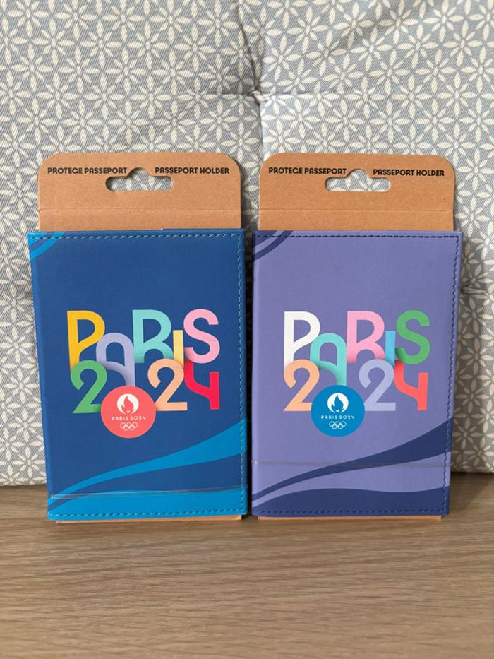 Pack de 2 Protège Passeports "Paris Olympique 2024" JO Paris 2024 Bleu / Violet