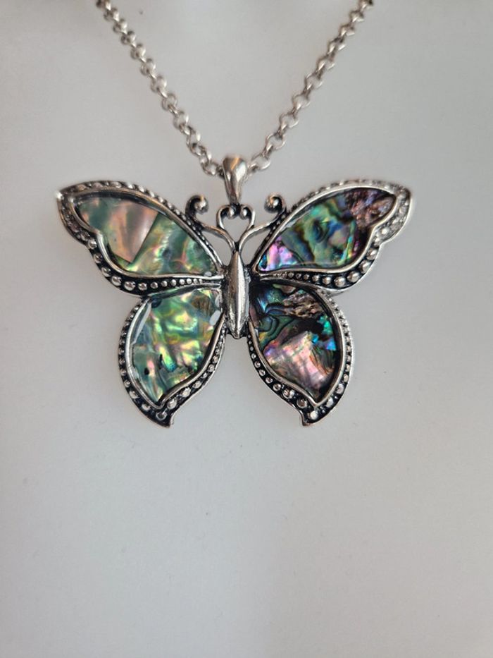 Collier fantaisie argenté pendentif papillon nacré