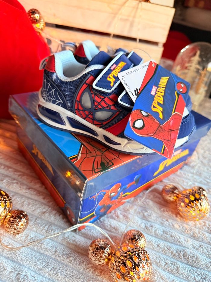 Basket Spiderman lumineuse intense - photo numéro 4