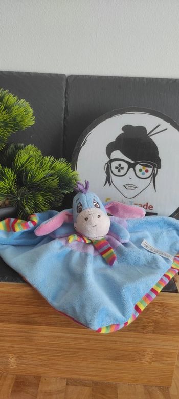 Doudou plat Bourriquet bleu violet rayé multicolore echarpe rose rouge jaune vert nicotoy disney